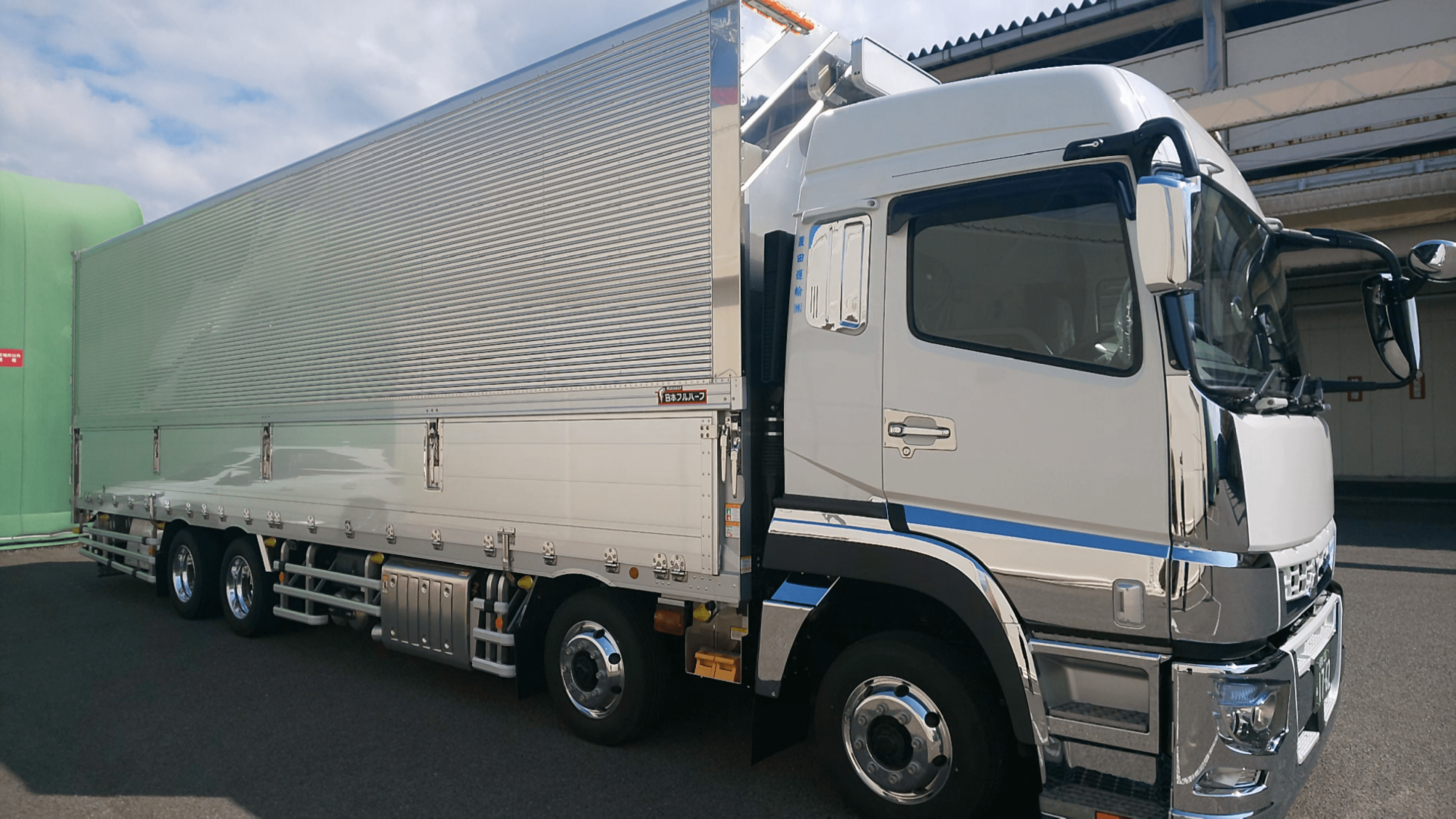 大型ウイング車が納車されました！